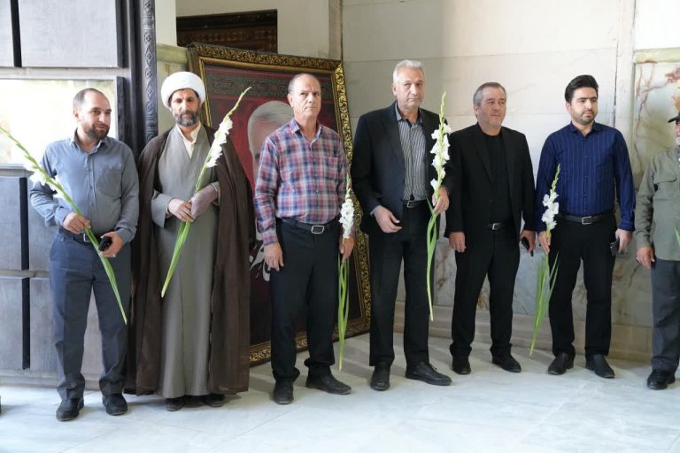 مزار شهدای محمدشهر در سومین روز دفاع مقدس گلباران شد