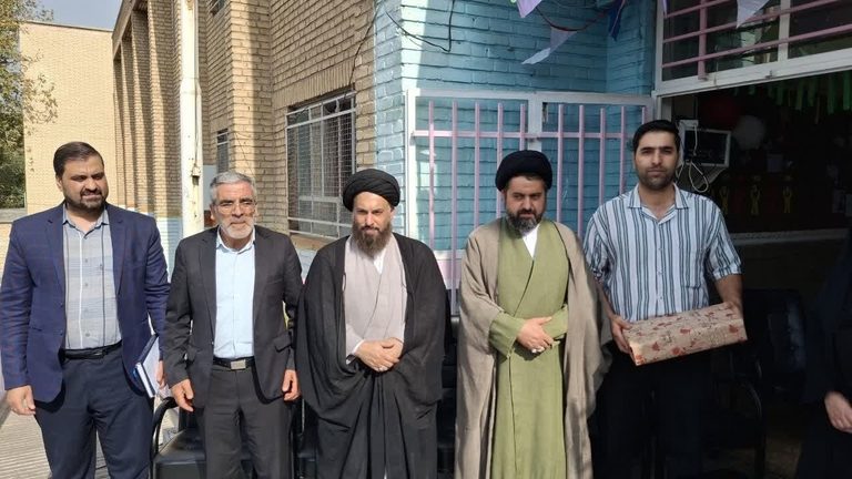 زنگ جشن عاطفه‌ها در دبستان دخترانه معاد محمدشهر با حضور امام جمعه و مسئولان شهری نواخته شد